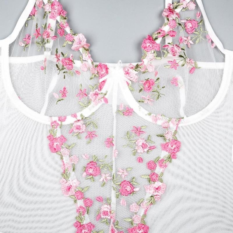 Body con bordado de flores y hojas