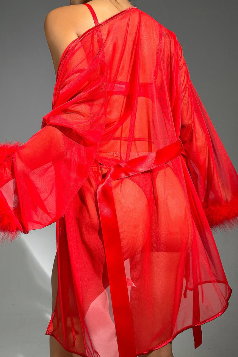 Coordinado encaje de corazones y bata con plumas