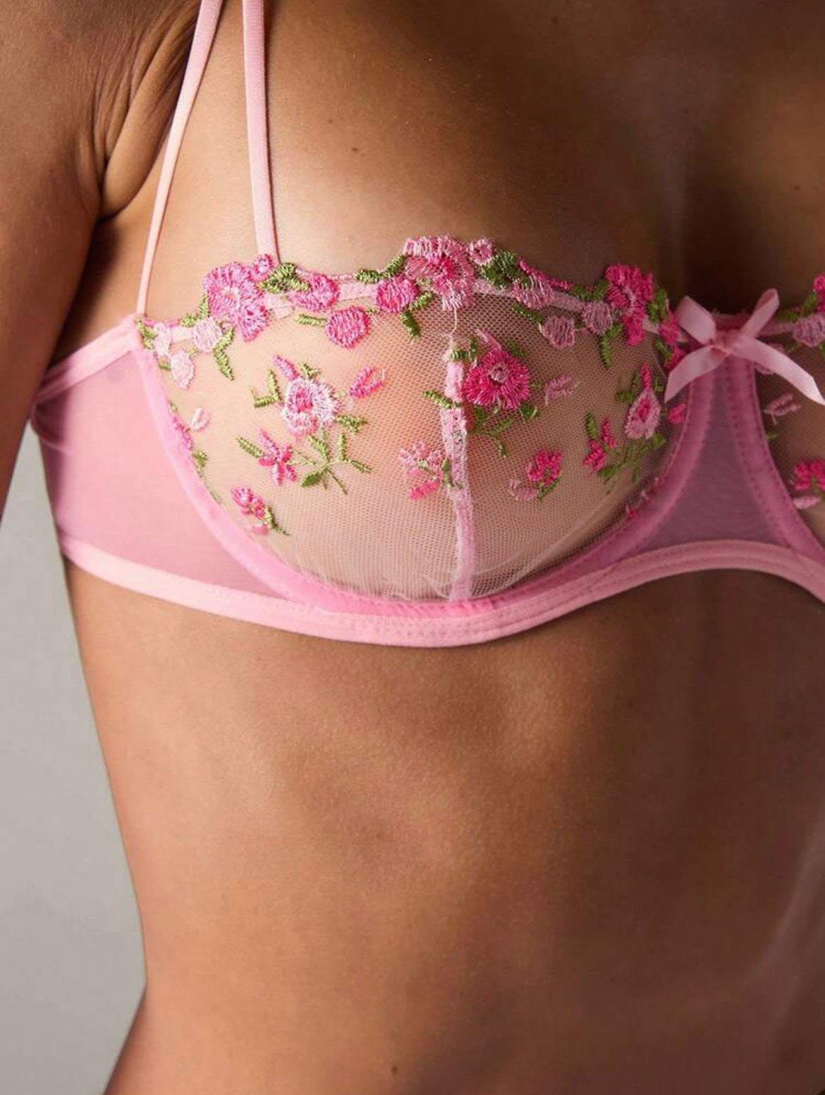 Coordinado con bordado floral y moños