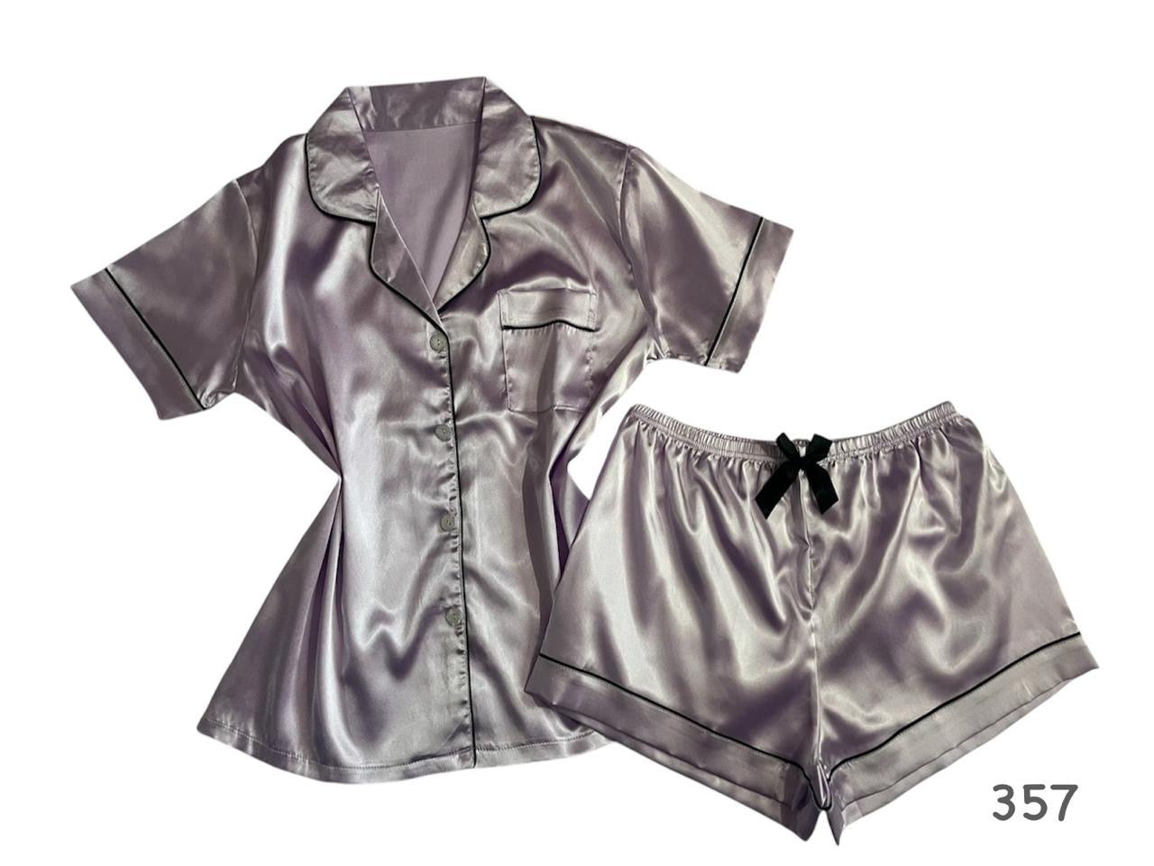 Pijama de satín con moño decorativo