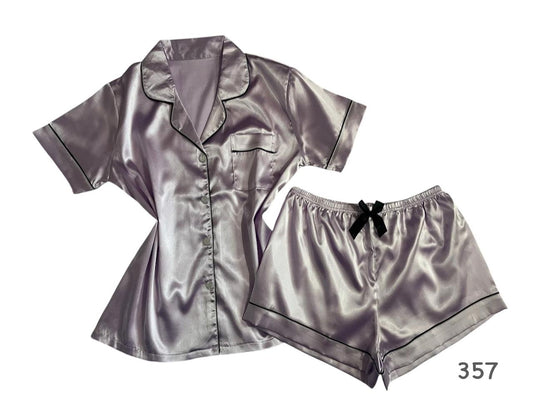 Pijama de satín con moño decorativo