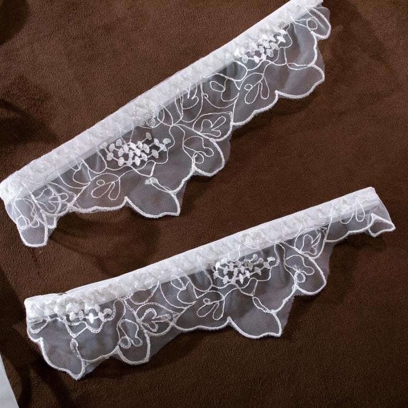 Coordinado con choker, liguero y abertura triangular en la pantie