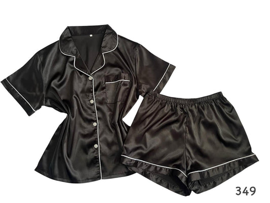 Pijama de satín con línea decorativa