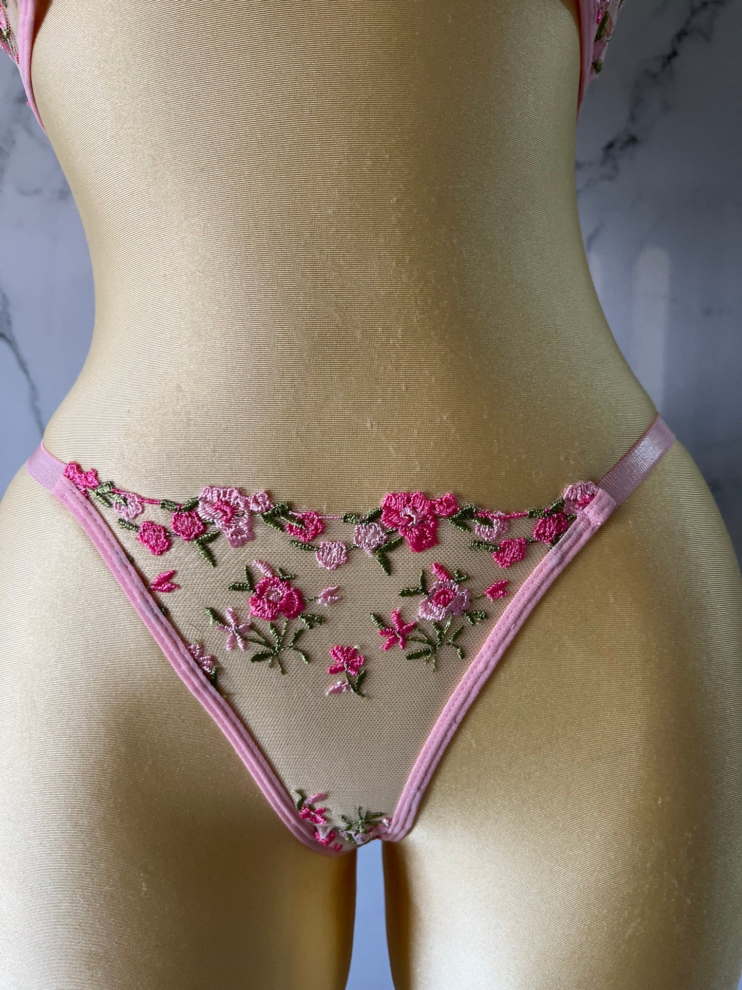 Coordinado con bordado floral y corazón en el centro