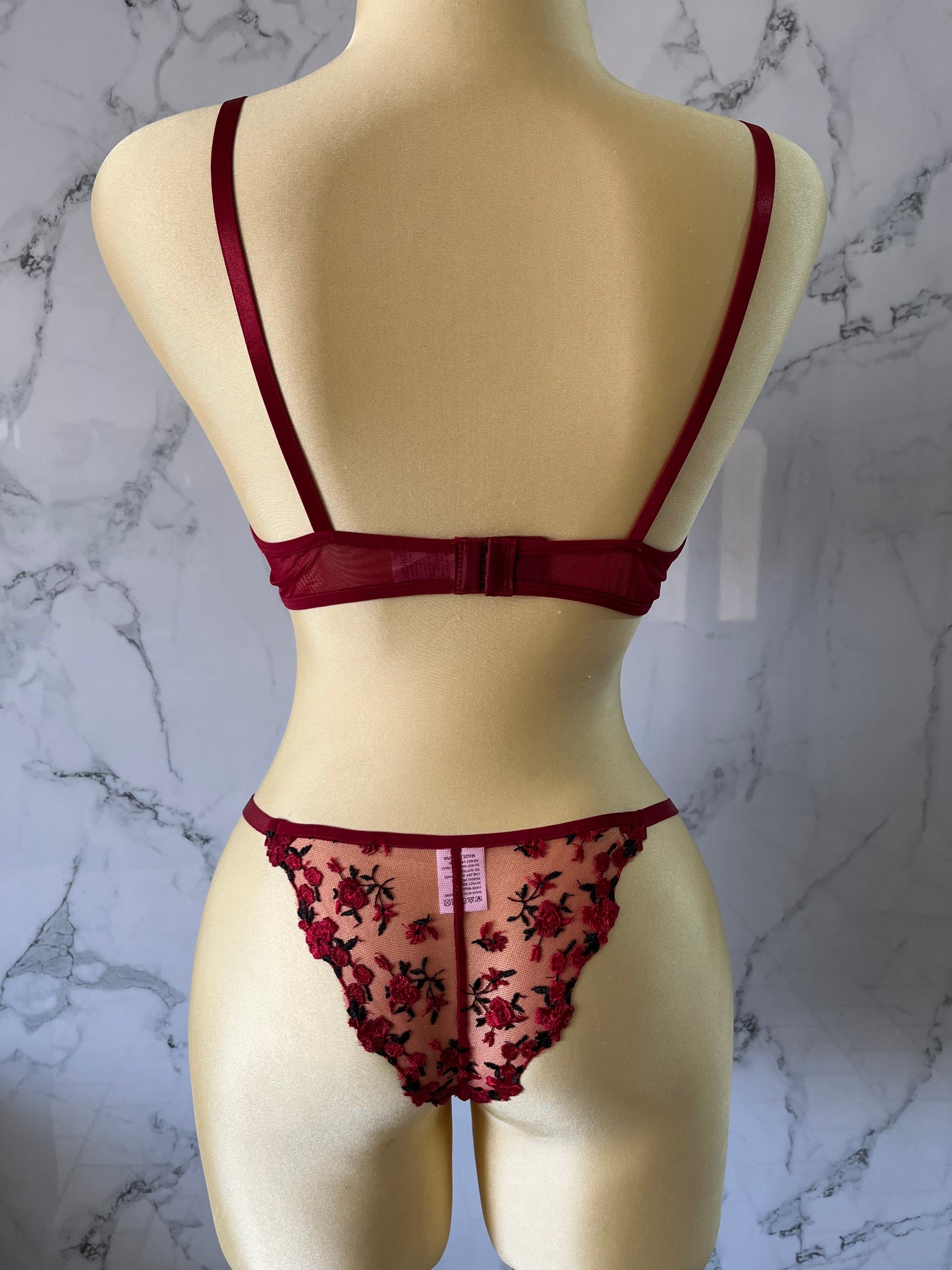 Coordinado con bordado floral y corazón en el centro