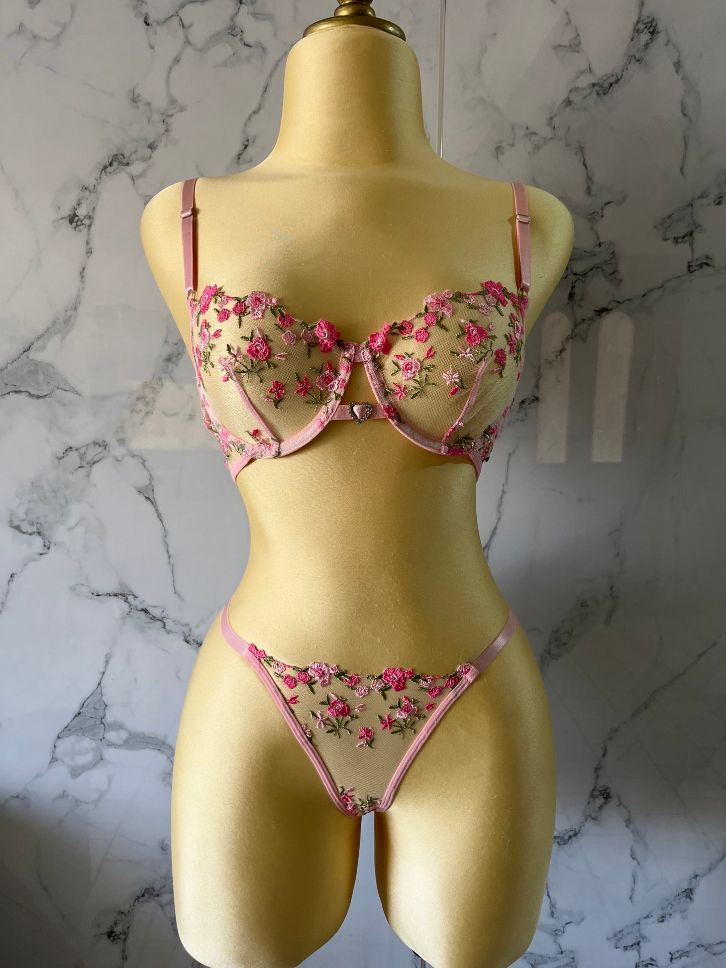 Coordinado con bordado floral y corazón en el centro