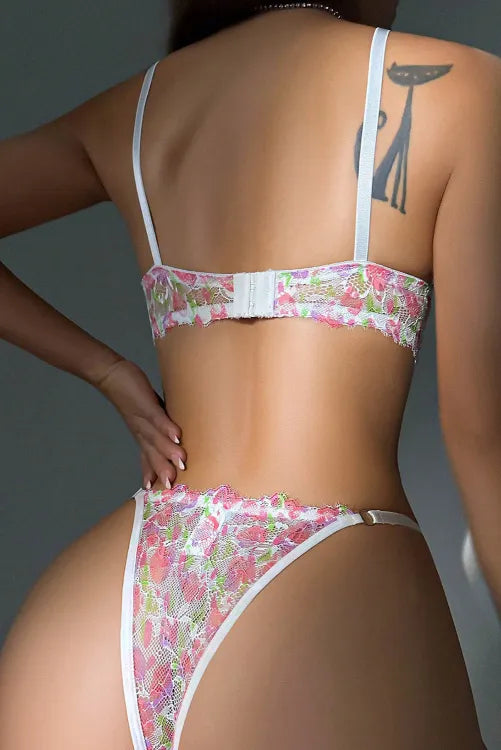 Coordinado de encaje floral con detalles en rosa, lila y verde