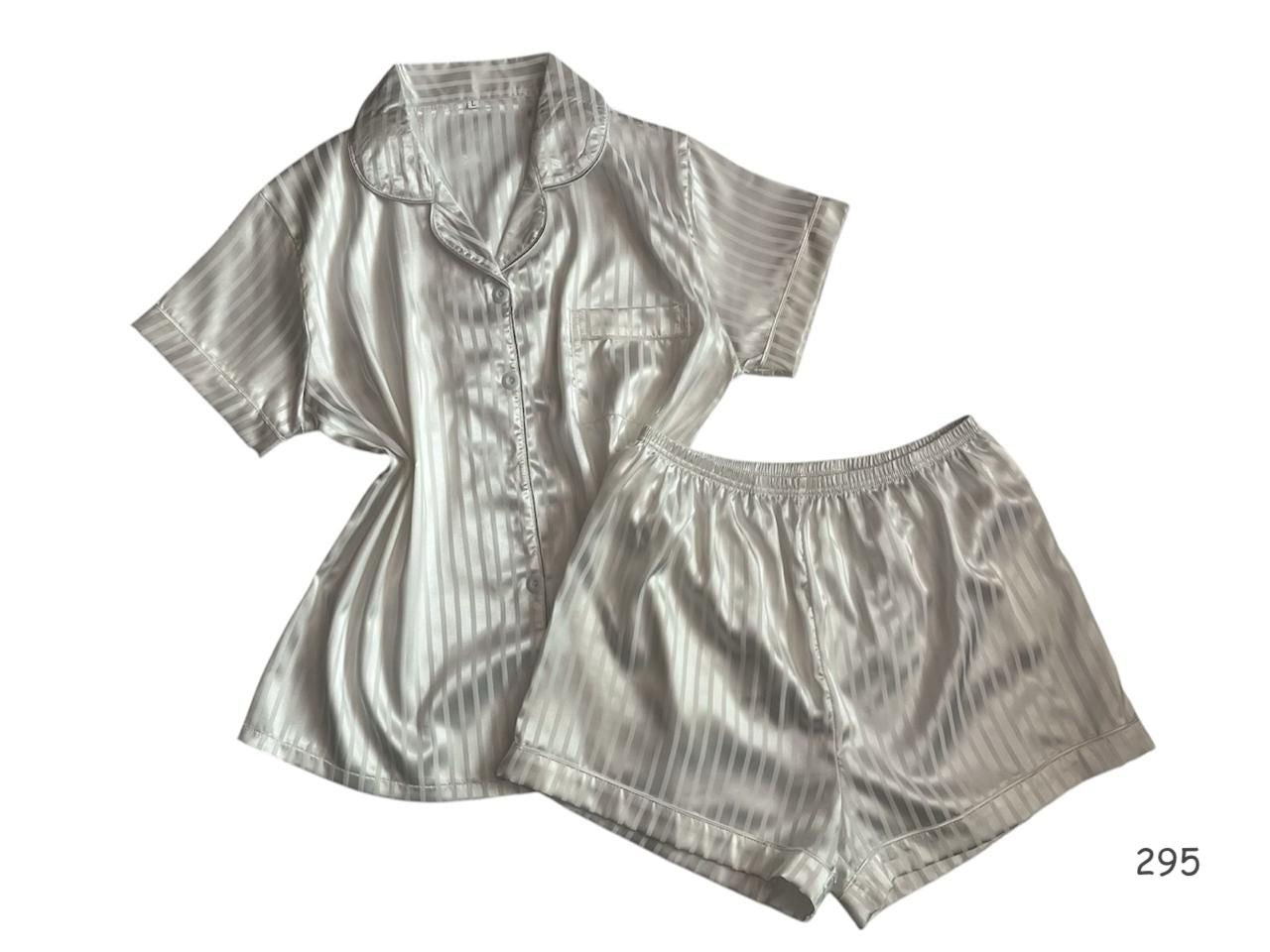 Pijamas con líneas