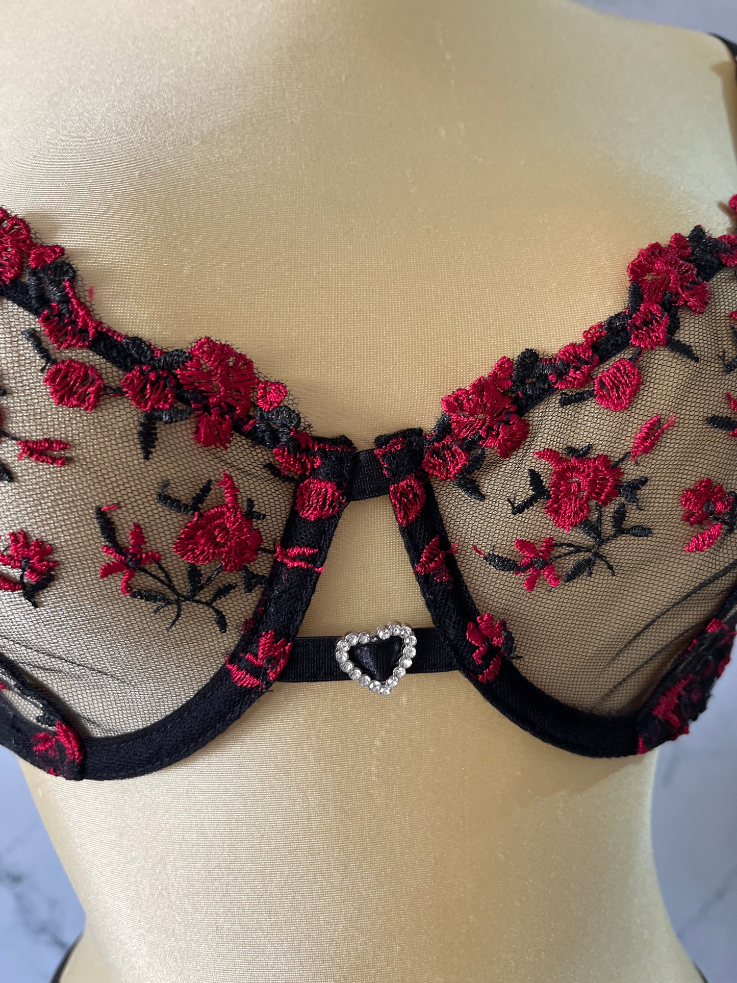 Coordinado con bordado floral y corazón en el centro