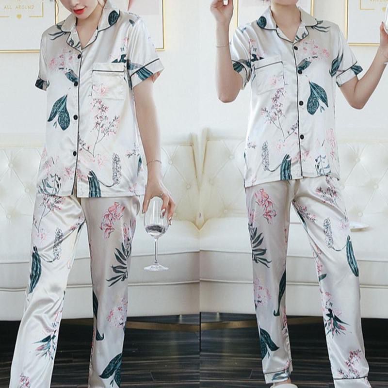 Pijama con estampado floral y hojas