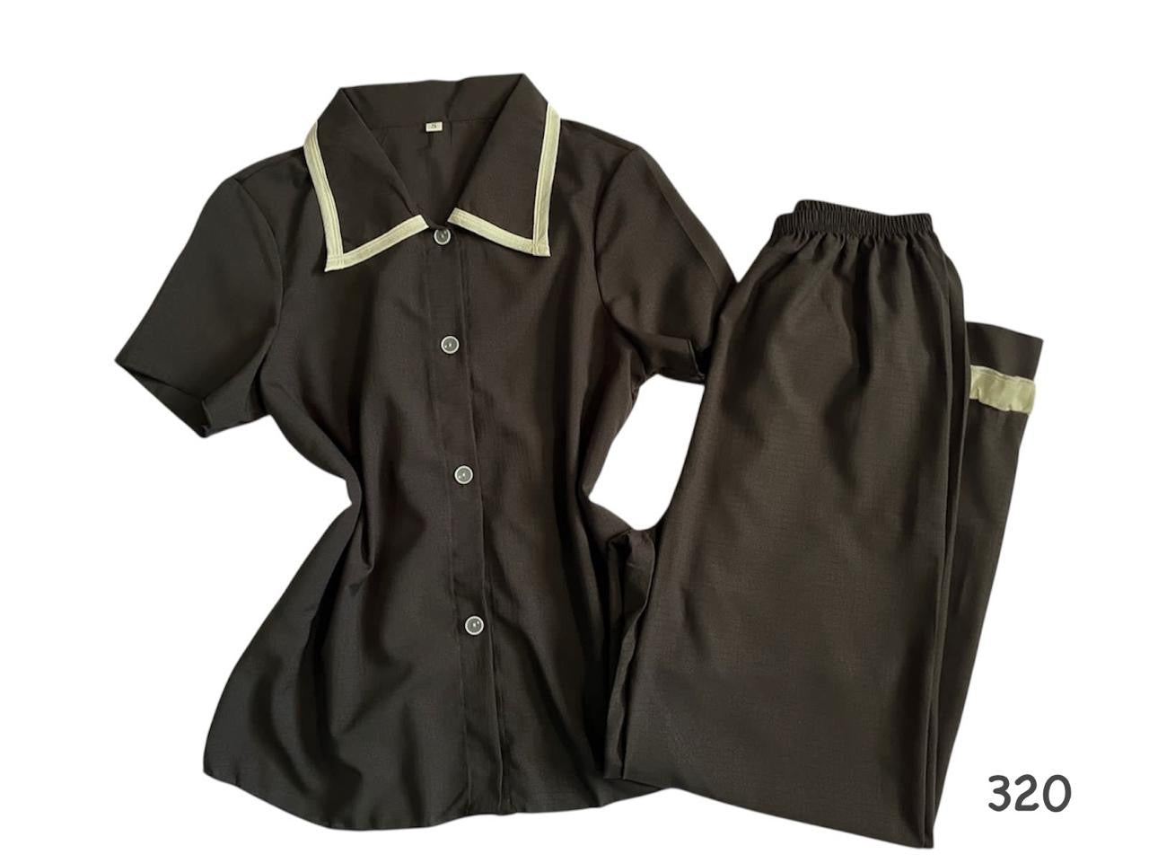 Pijama con pijama con línea decorativa en pantalón y cuello