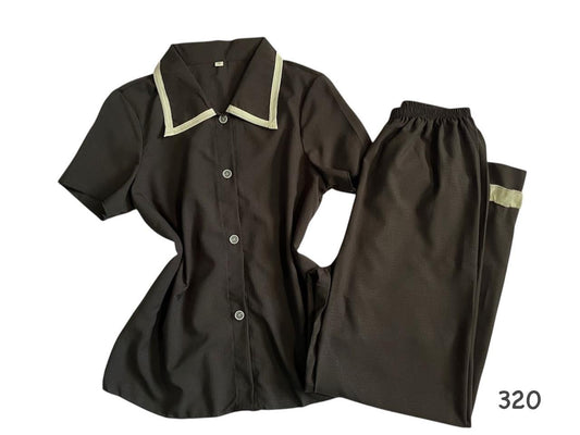 Pijama con pijama con línea decorativa en pantalón y cuello