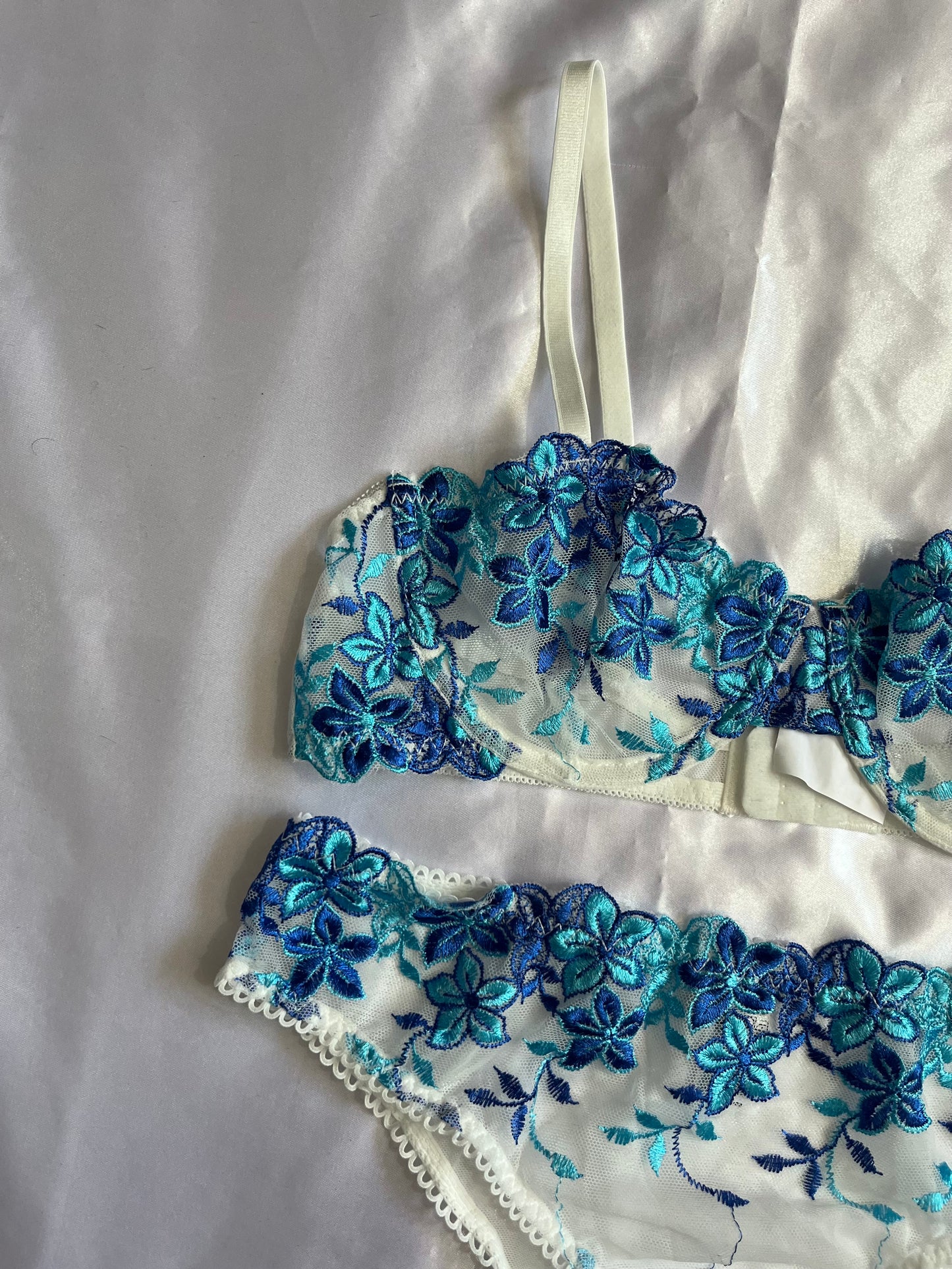 Coordinado bordado floral
