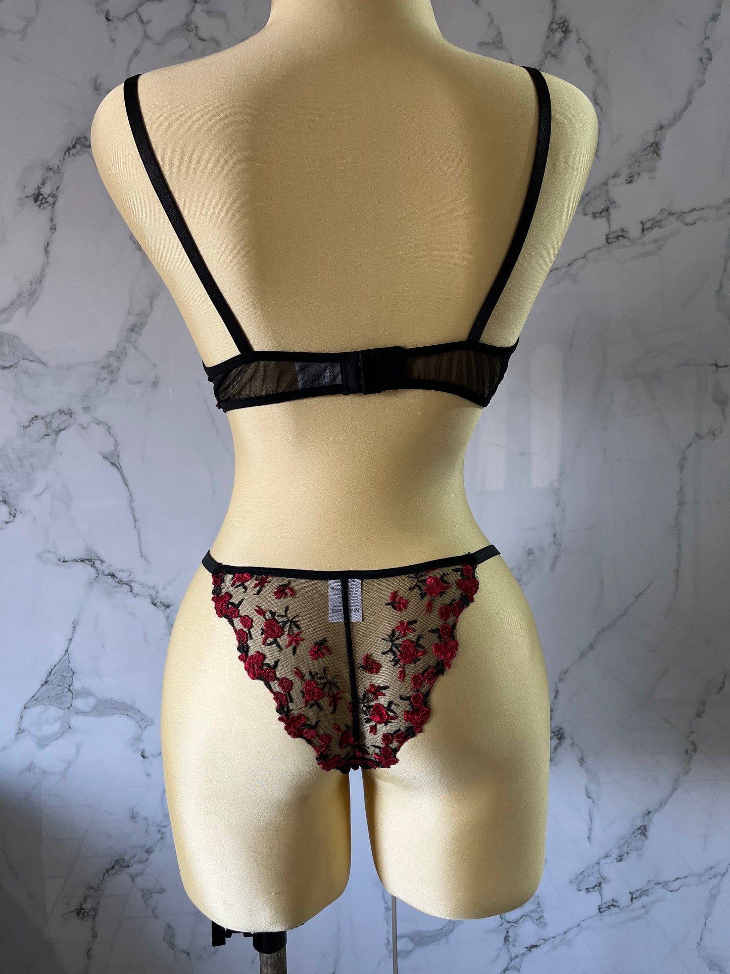 Coordinado con bordado floral y corazón en el centro