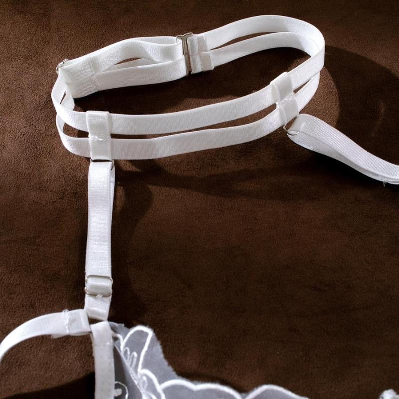 Coordinado con choker, liguero y abertura triangular en la pantie
