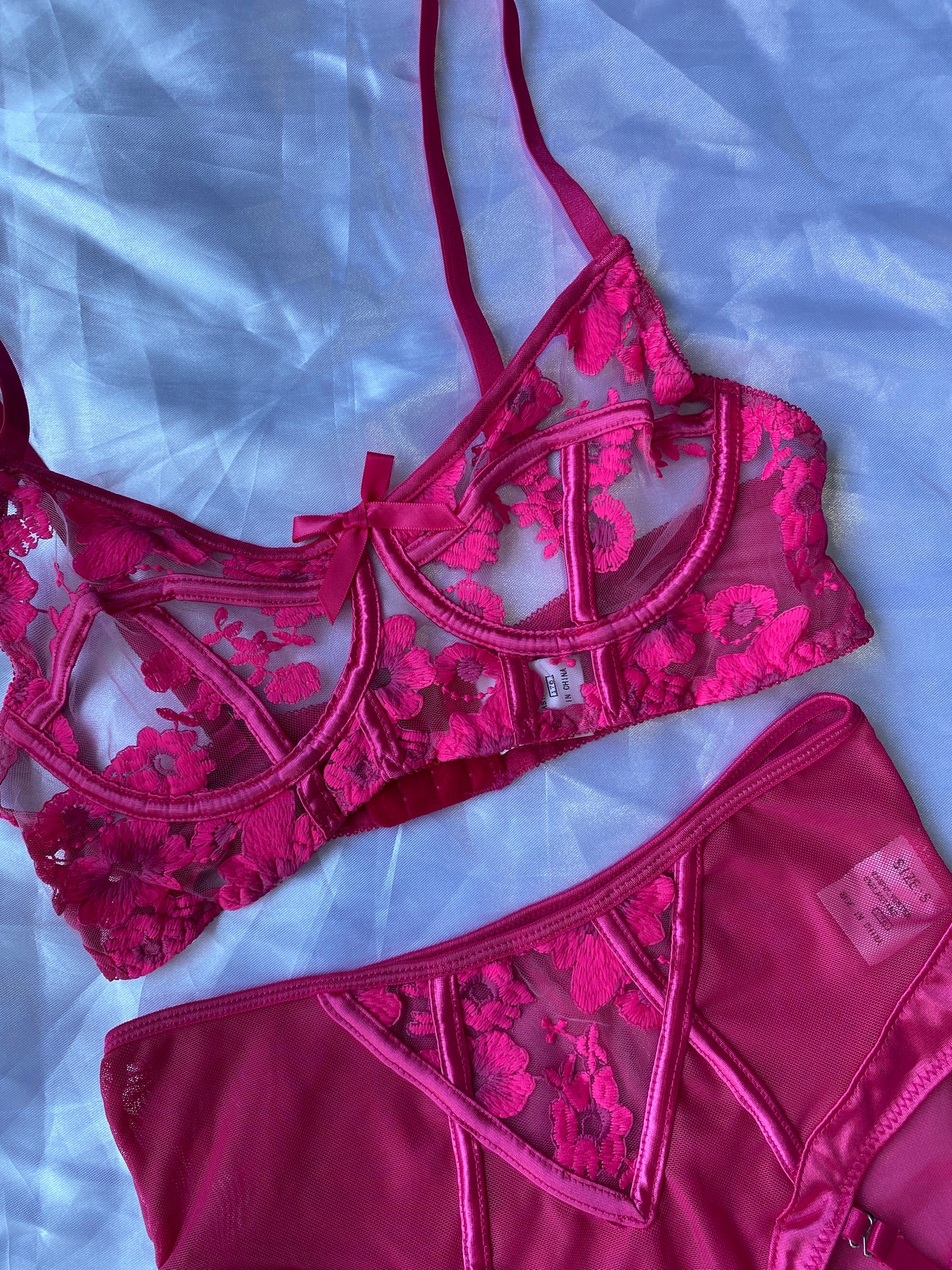 Coordinado con bordado floral, liguero y pantie tiro alto