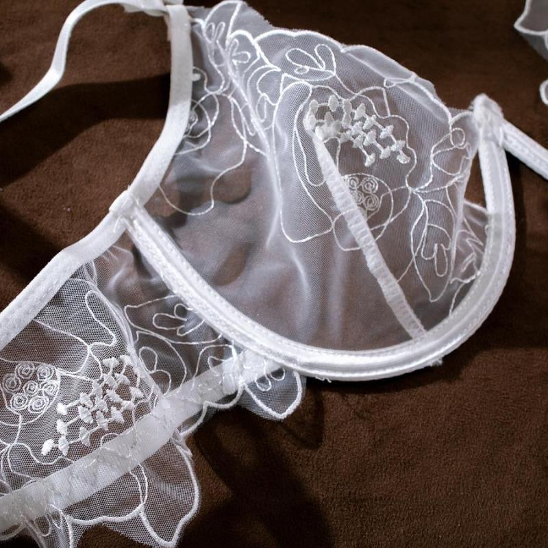 Coordinado con choker, liguero y abertura triangular en la pantie