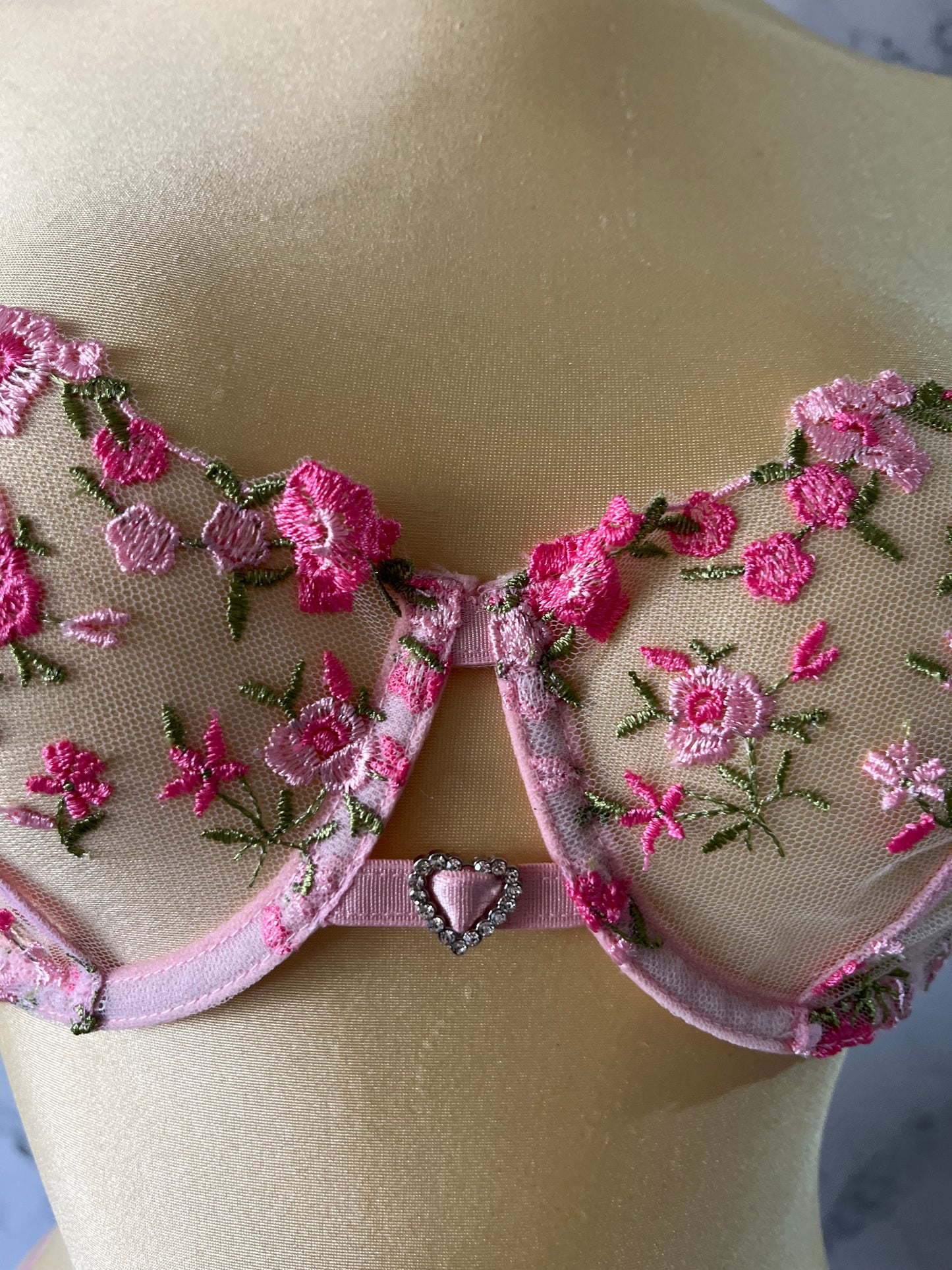 Coordinado con bordado floral y corazón en el centro