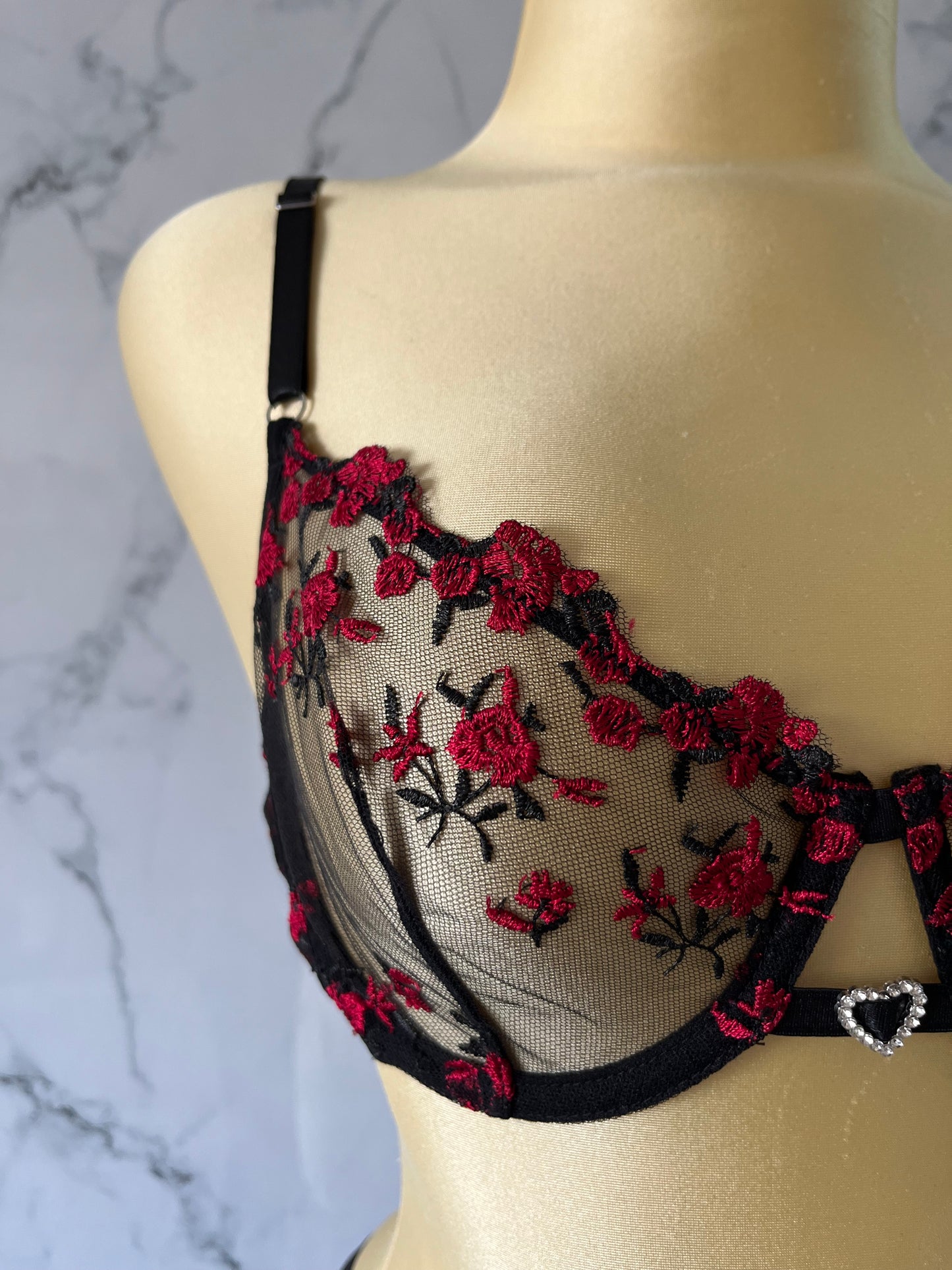 Coordinado con bordado floral y corazón en el centro