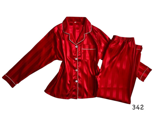 Pijama a rayas con línea decorativa