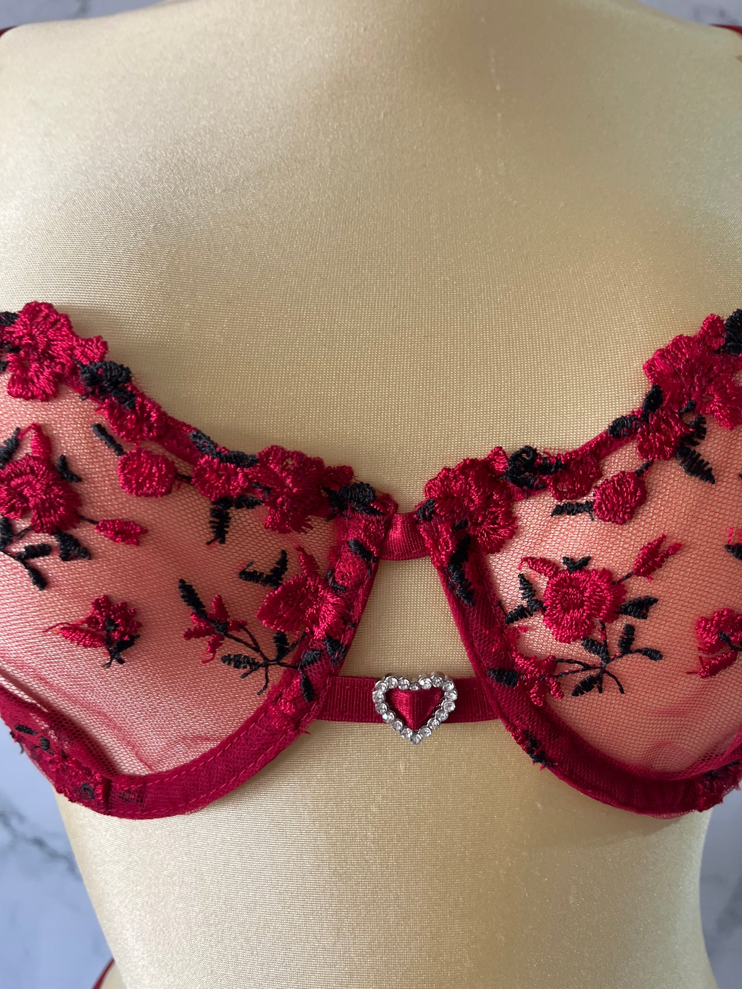 Coordinado con bordado floral y corazón en el centro