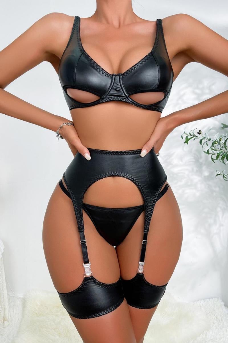 Coordinado vinipiel con aberturas en el bra