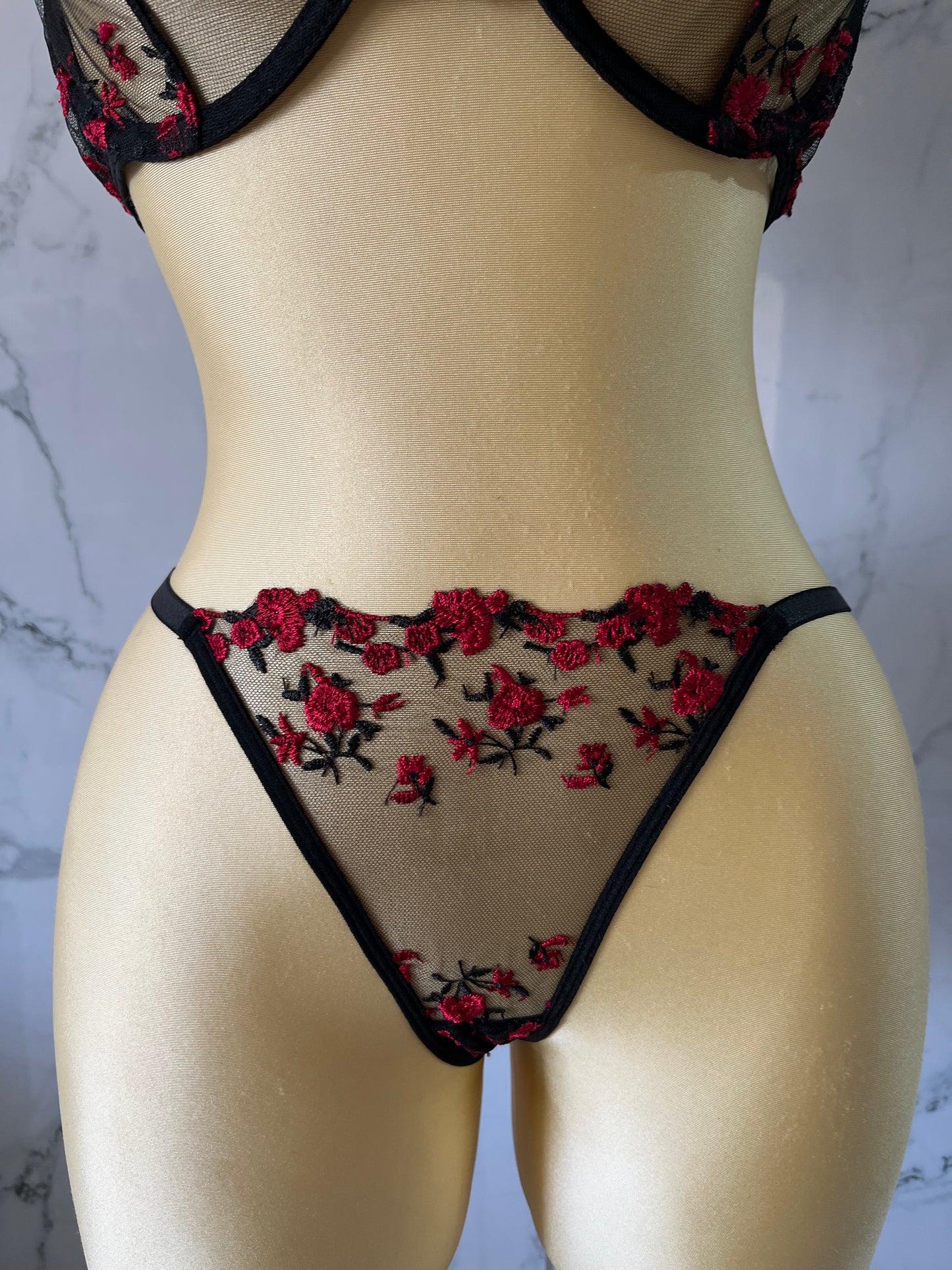 Coordinado con bordado floral y corazón en el centro