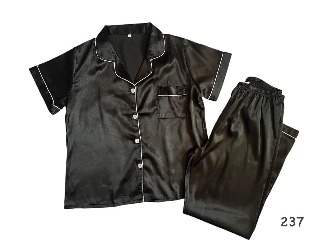 Pijama de satín con línea decorativa