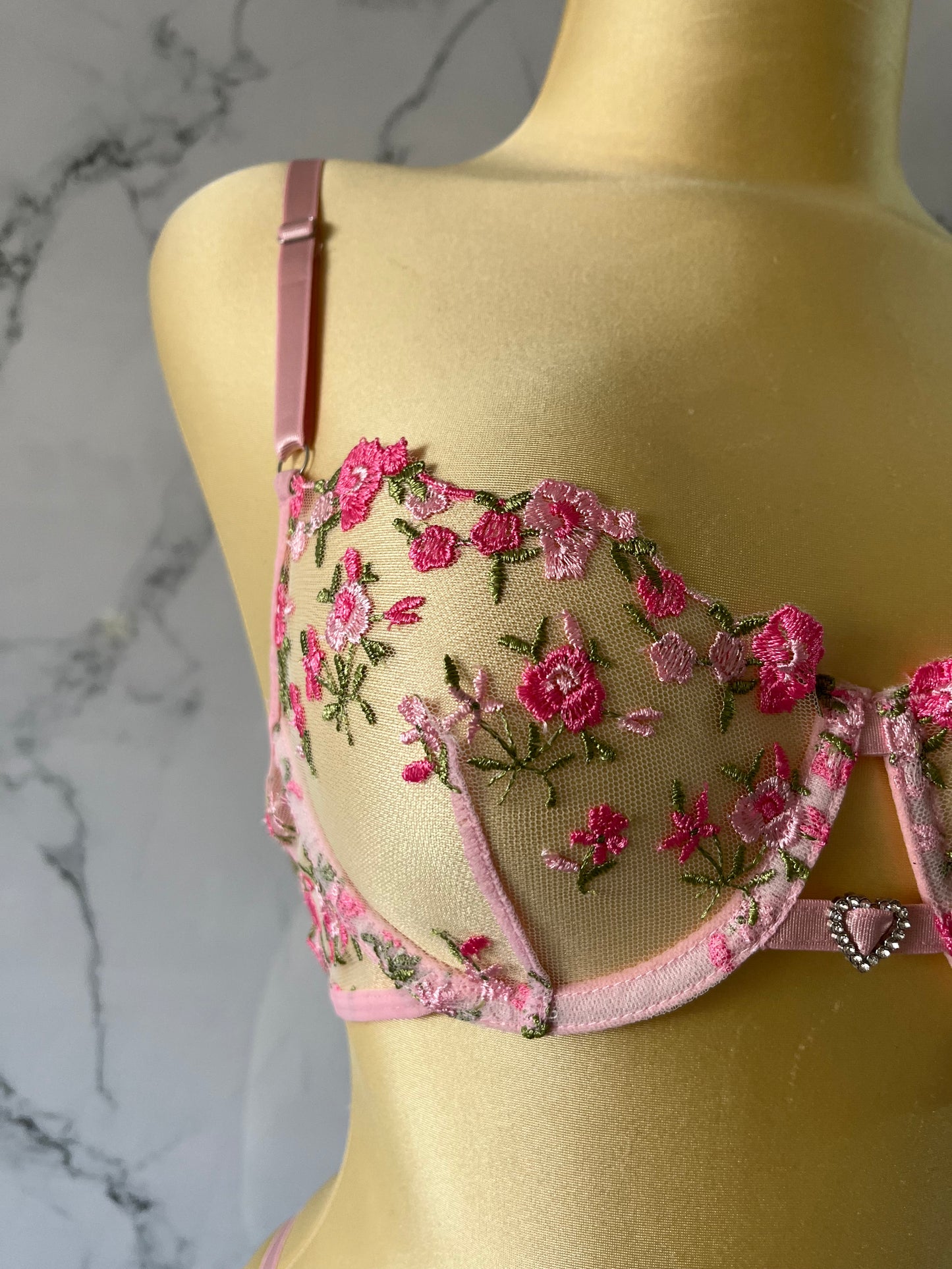 Coordinado con bordado floral y corazón en el centro