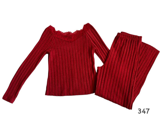 Pijama con encaje en el cuello