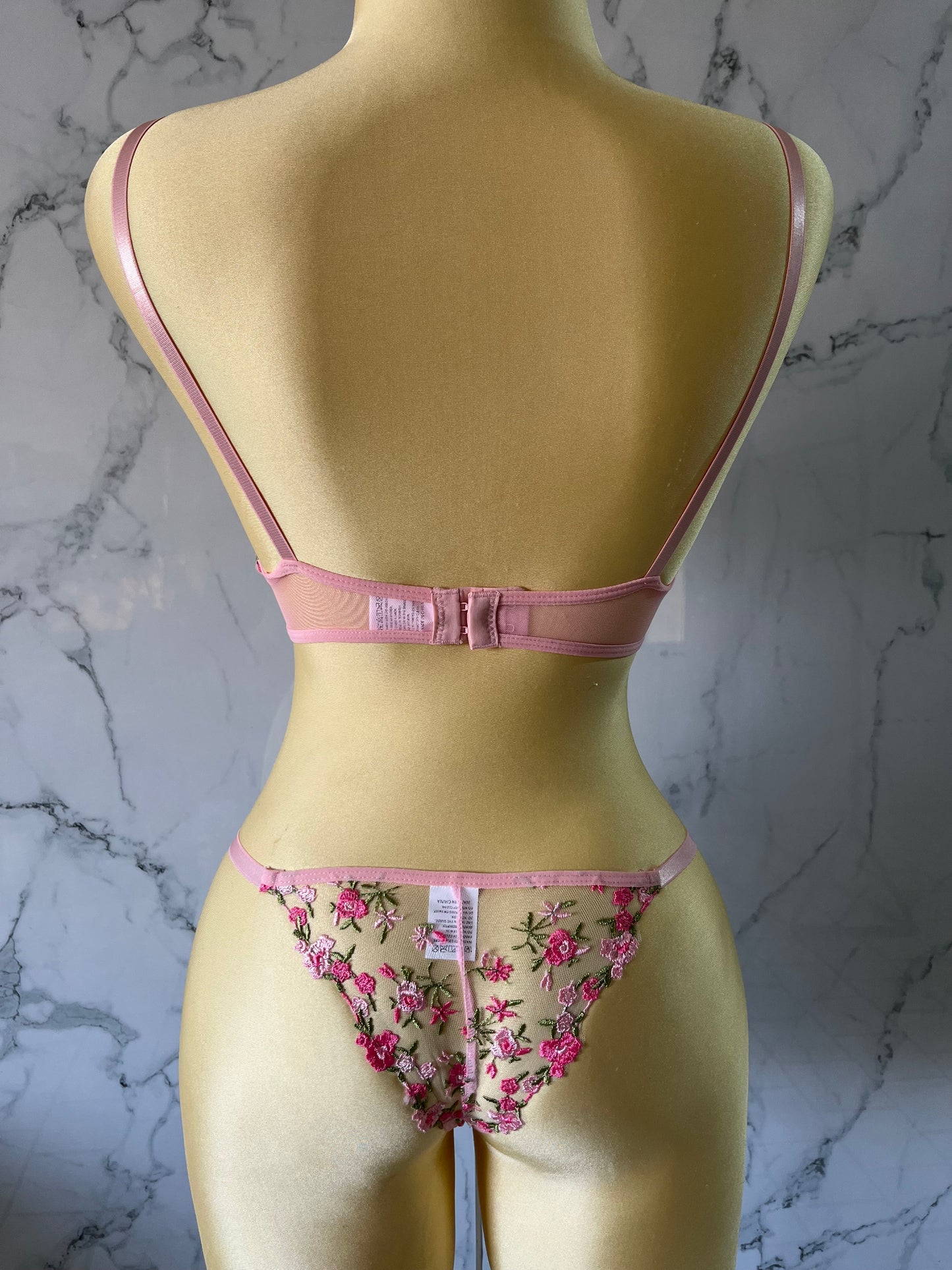 Coordinado con bordado floral y corazón en el centro