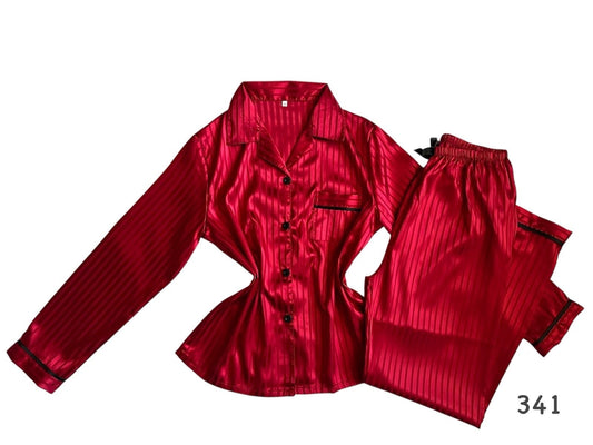 Pijama a rayas con moño decorativo