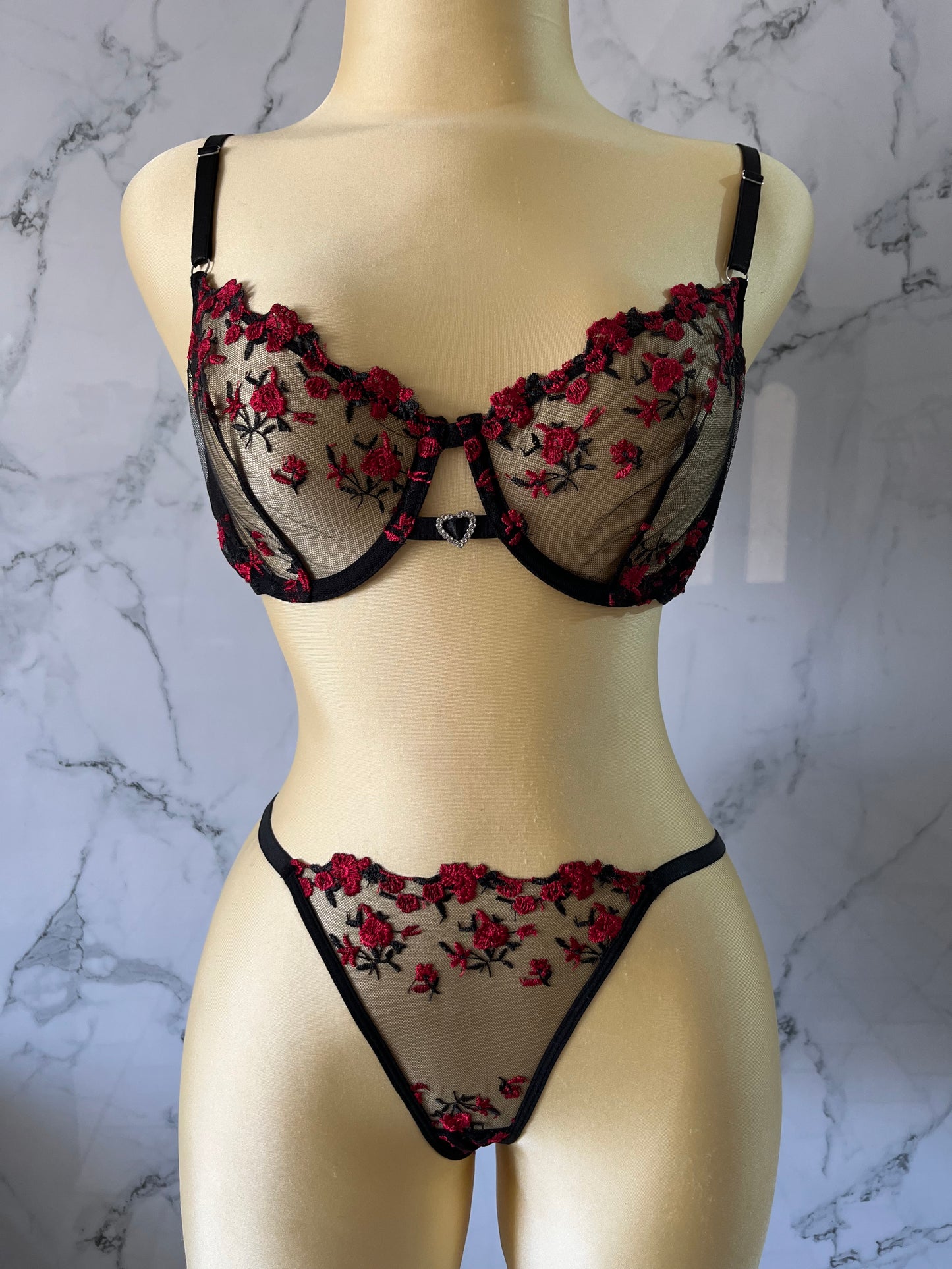 Coordinado con bordado floral y corazón en el centro