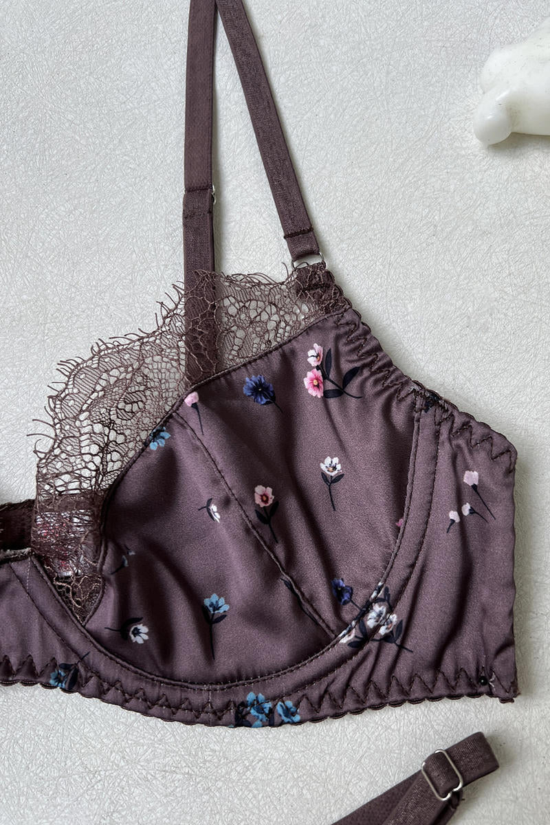 Coordinado de satín con encaje y estampado floral