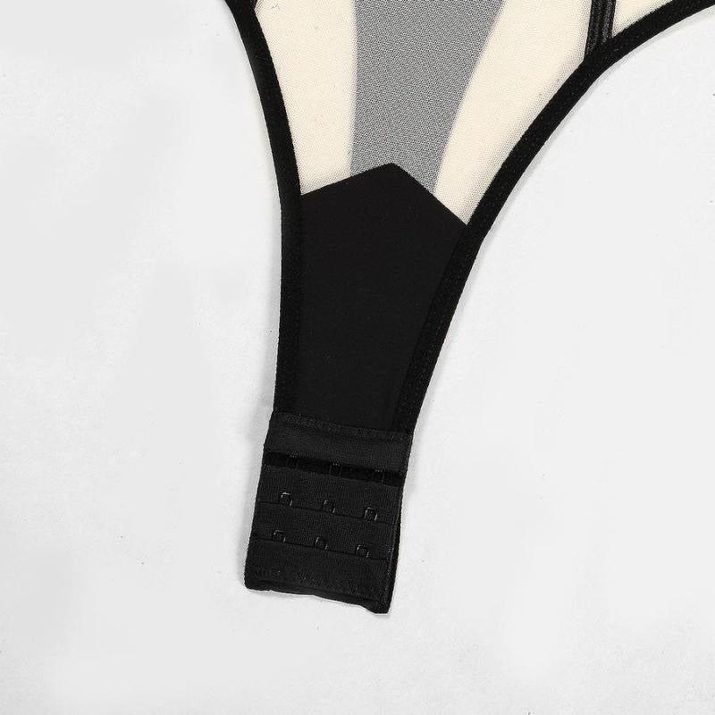 Body con cinturón y choker