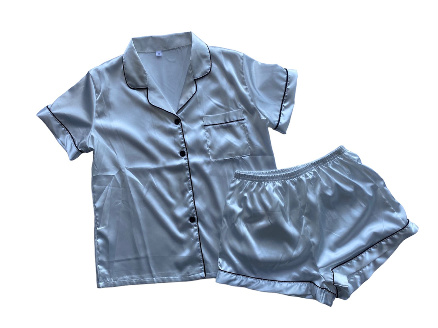 Pijama de camisa y short con línea decorativa