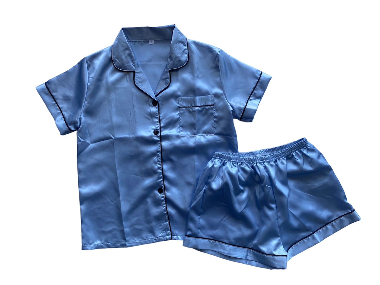 Pijama de camisa y short con línea decorativa