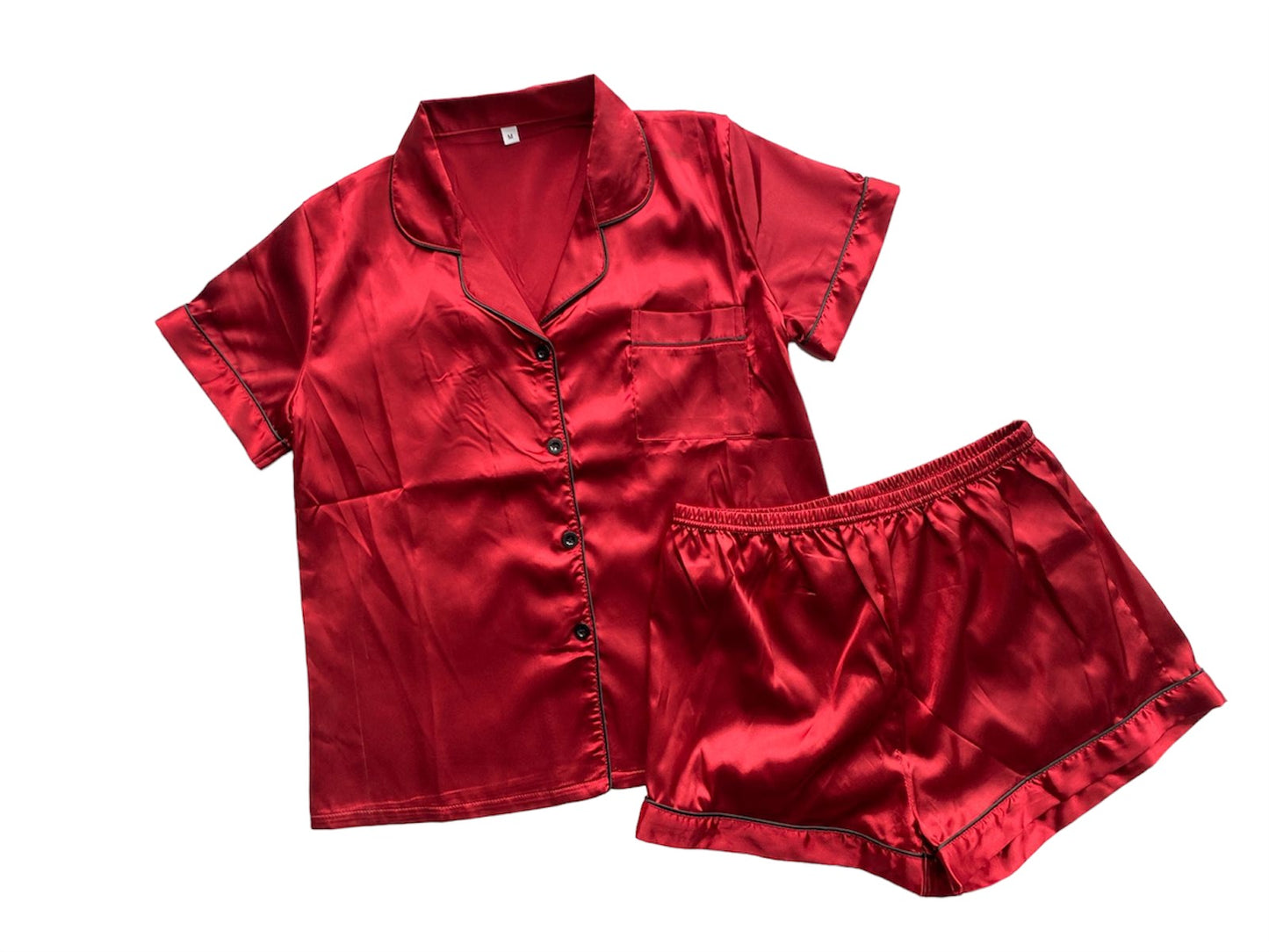 Pijama de satín con línea decorativa