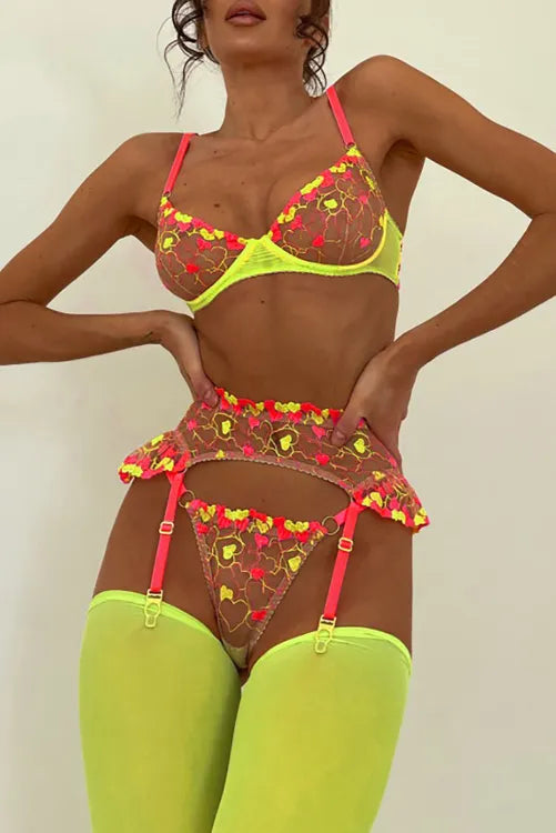 Coordinado con diseño de corazones y liguero