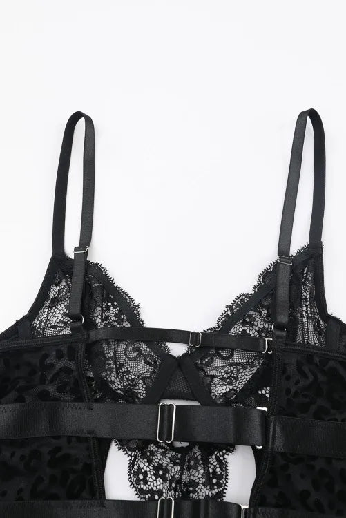 Body con abertura en el abdomen y detalles animal print en terciopelo