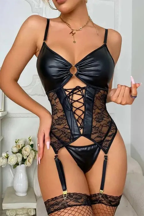 Coordinado tipo blusa con liguero y detalles en vinipiel