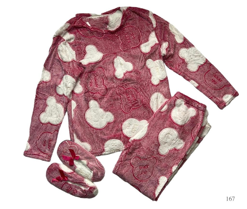 Pijama y pantuflas con estampado de oso