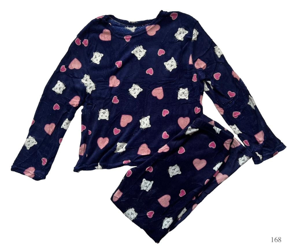 Pijama con estampado de garitos y corazones