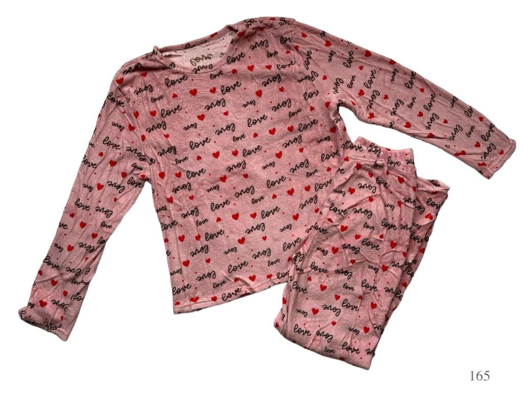 Pijama con estampado "love" y corazones
