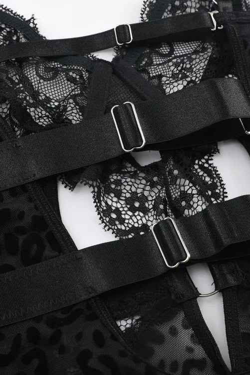 Body con abertura en el abdomen y detalles animal print en terciopelo