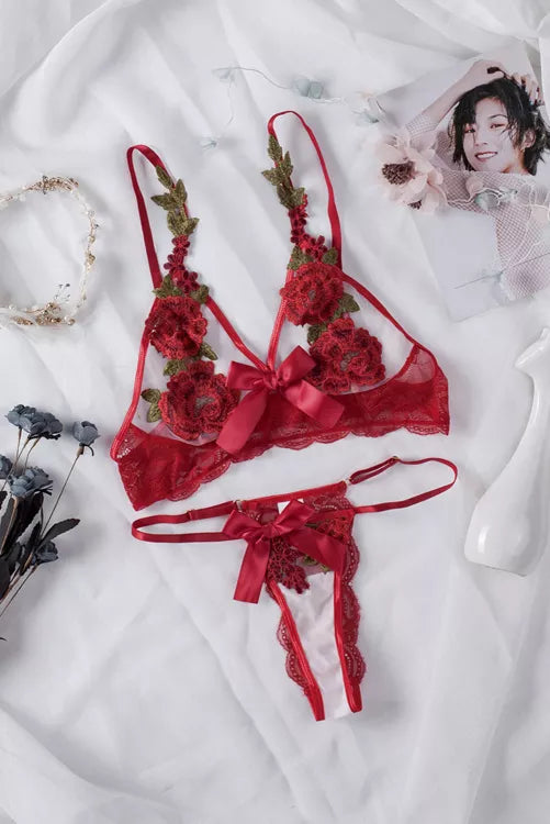 Coordinado con moños, flores y hojas bordadas