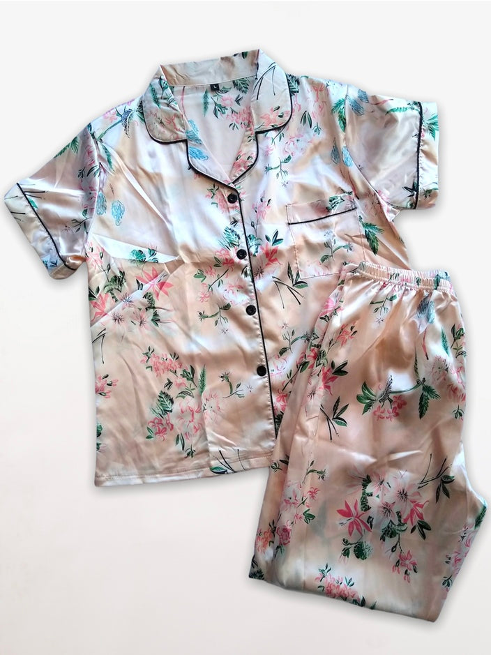 Pijama con flores y hojas