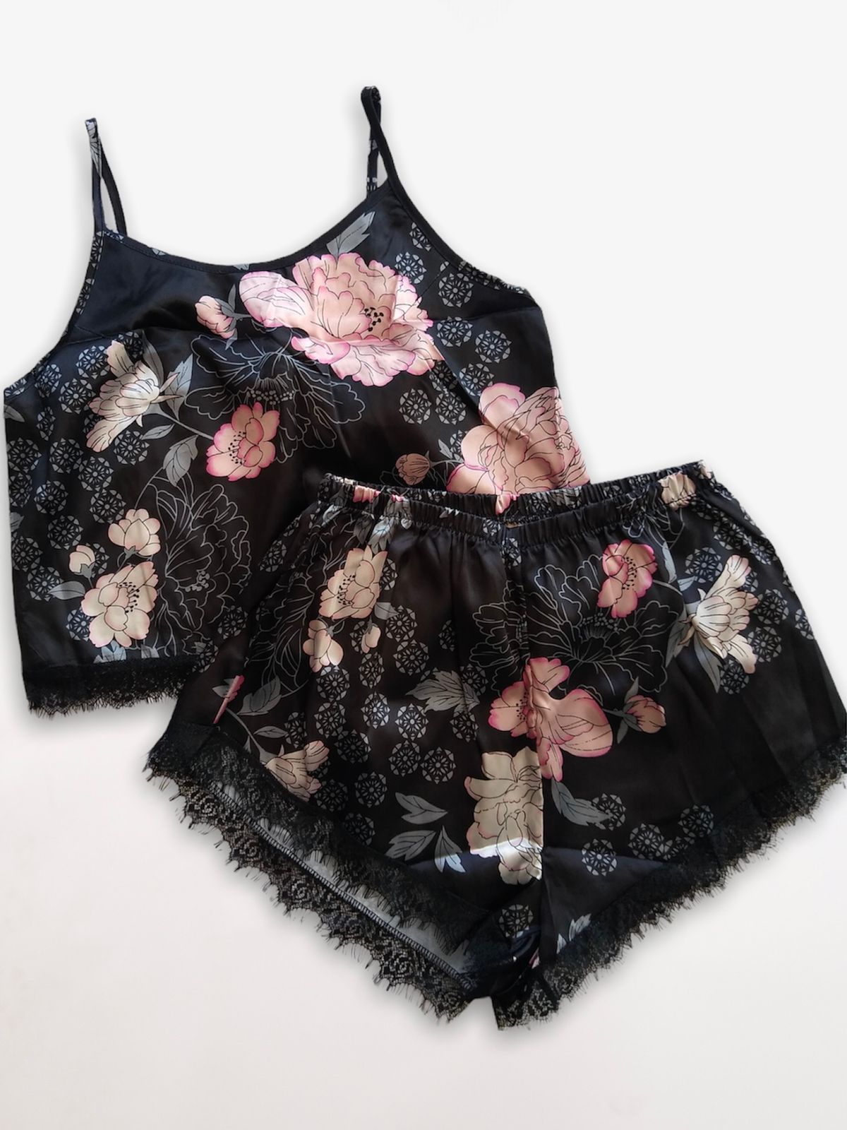 Pijama de satín con estampado floral