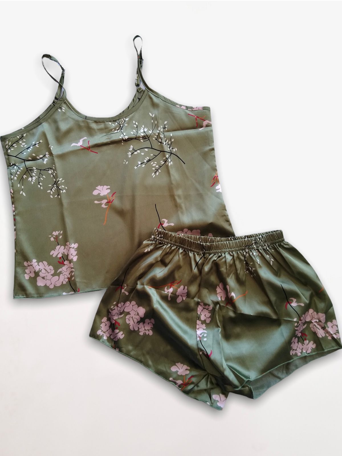 Pijama de satín con estampado floral