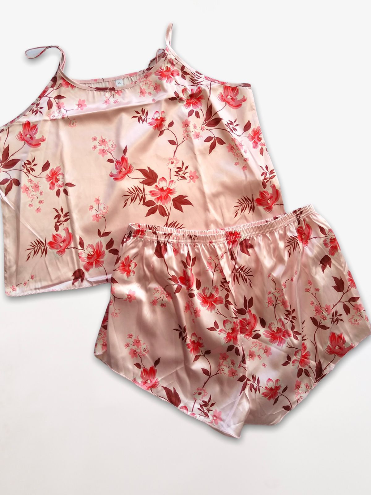 Pijama de satín con estampado de hojas